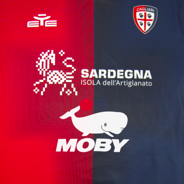 CAGLIARI CALCIO 23/24 &ndash; MAGLIA GARA HOME ZYS