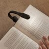 luce-da-libro-ricaricabile-con-clip-kikkerland-3.jpg LUCE DA LIBRO RICARICABILE CON CLIP KIKKERLAND