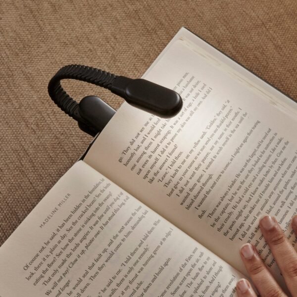 luce-da-libro-ricaricabile-con-clip-kikkerland-3.jpg LUCE DA LIBRO RICARICABILE CON CLIP KIKKERLAND