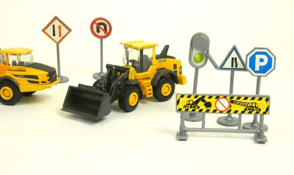 MINI VOLVO 3 PCS PLAY SET WITH
ACCESSORIES