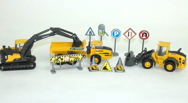 MINI VOLVO 3 PCS PLAY SET WITH
ACCESSORIES