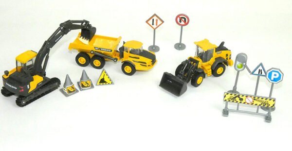 MINI VOLVO 3 PCS PLAY SET WITH
ACCESSORIES